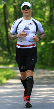 Auf der Laufstrecke ist es passiert: Robert Vuketic zwickte es mit einem Mal in der linken Wade. Im Anschluss wurde der Schmerz so schlimm, dass er verletzt den Swissultra-Tritahlon der Quintuple-Distanz aufgeben musste. (Bild: Robert Kucera)