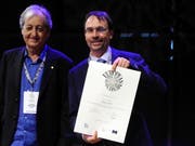 Toni Bürgin (rechts) mit dem Diplom, das die Teilnahme an der Kür des besten europäischen Museums 2018 dokumentiert. (Bild: PD)
