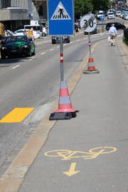 Verkehrsschilder auf dem Veloweg. In diesem Fall an der Rosenbergstrasse hinter dem Hauptbahnhof. Solche Schilder werden für Velofahrer zum Problem, wenn der Platz auf dem Veloweg sowieso schon knapp ist. (Bild: Reto Voneschen)