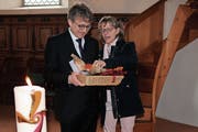 Der neugewählte Pfarrer Beat Müller mit seiner Frau Theresia. (Bild: Therese Schurter)
