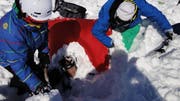 Dieser Sportler wurde von einer Lawine erfasst und blieb dank Airbag an der Oberfläche - wo er schnell aus den Schneemassen befreit werden konnte. (Bild: ZVG)