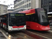 Ein Tango-Zug der Appenzeller Bahnen mit einem Bahnersatzbus auf dem St.Galler Bohl. (Bild: Reto Voneschen - 12. Januar 2019)