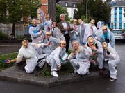 Maturanden mit Lehrer nahe der Kantonsschule am Brühl. (Bild: Johannes Wey - 28. Mai 2019)