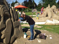 Am Freitagmittag wird an den Details der Sandskulpturen auf der Arionwiese in Rorschach gefeilt. Neun Teams mit Teilnehmerinnen und Teilnehmern aus sieben Ländern kämpfen um die Gunst von Jury und Publikum. (Bilder: Reto Voneschen)