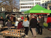Der Apéro zur Parkplatzaufhebung von SP und Grünen auf dem Marktplatz. (Bild: Reto Voneschen - 1. April 2019)