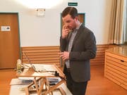 Schulpräsident Lukas Weinhappl zeigt sich am Informationsanlass enttäuscht ob des geringen Interesses der Münchwiler Bevölkerung am geplanten Schulhaus-Neubau im Zentrum Oberhofen. (Bild: Urs Nobel)