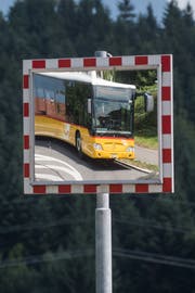 Ein Postauto unterwegs in Udligenswil. 29 von 105 Buslinien im Kanton Luzern werden von der Postauto AG betrieben. (Bild: Boris Bürgisser, 27. Juni 2017)