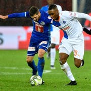 Simon Grether im Duell mit Julien Ngoy. (Bild: KEYSTONE/Walter Bieri)