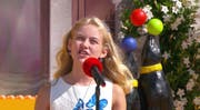 Am roten Mikrofon: Valea Artho darf als Nachwuchstalent vor einem Millionenpublikum singen. (Bilder: Screenshots ARD)