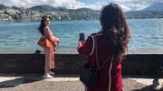 Posen für das perfekte Bild – trotz den windigen Verhältnissen am Luzerner Seebecken. (Bild: Janick Wetterwald, Luzern, 13. Mai 2019)