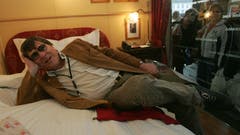 Der frühere Schweizer Mundartrock-Sänger Polo Hofer nächtigte einst sogar in einem Schaufenster: Anlässlich des Jubiläums des Jazz-Festivals in Bern ist im Loeb-Schaufenster ein Hotelzimmer errichtet worden. (Bild: Keystone)