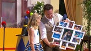 Moderator Stefan Mross übergibt die Collage an Valea Artho.