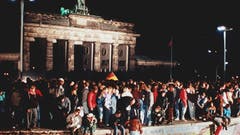 Bilder wie dieses sorgen heute bei Bettina Badenhorst für Gänsehaut. Die Aufnahme zeigt eine grosse Menschenmenge, die sich am 10. November 1989 vor und auf der Mauer am Brandenburger Tor in Berlin versammelt. (Bild: Keystone)