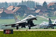 Besser gleich einmotten? Eurofighter-Jets am 12. April in Payerne VD. (Bild: KEYSTONE/Jean-Christophe Bott)