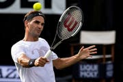 Roger Federer im Training in Stuttgart -und bald mit neuer Bekleidung? Bild: Urs Lindt/Freshfocus /Stuttgart, 10. Juni 2018)