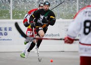Auch Oberwils Yanick Müller (in Schwarz) trifft in seinem ersten Spiel. (Bild: Stefan Kaiser, Zug, 12. Dezember 2017)