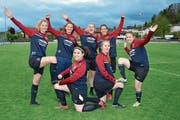 Melanie Thalmann, Bernadette Hangartner, Diana Brändle, Nadja Beerli und Nicole Hollenstein (oben, von links) sowie Corinna Hasler und Natascha Salzmann (unten, von links) waren bereits bei den zwei Cupsiegen 2015 und 2016 dabei. (Bild: Beat Lanzendorfer)