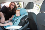 Autositz-Verkäuferin Jessica Lombardi mit ihrem Sohn, der die Reisen jeweils rückwärts fahrend mitmacht. (Bild: Simon Dudle)