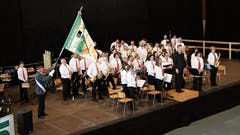 Die Musikantinnen und Musikanten des Musikvereins Buchs-Räfis freuen sich mit ihrem Dirigenten über das gute Resultat in der 2. Stärkeklasse.