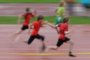 Viele Buben und Mädchen messen sich gerne in sportlichen Disziplinen. Auch in Rotmonten dürfen sie künftig wieder um die Wette laufen. (Symbolbild: Michel Canonica - 20. Junio 2010)