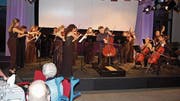 Zauberhafte Musik: 20 junge Musikerinnen und Musiker des Ensembles Esperanza und Star-Cellist István Várdai (Mitte) unterhalten die Gäste der Casino-Förderstiftung aufs Beste. (Bild: Leo Coray)