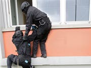 Polizisten einer Sondereinheit stürmen bei einer Übung zum Thema Geiselnahme eine Schule. (Bild: Laurent Gillieron, Keystone)
