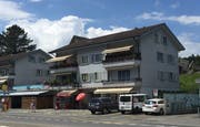 Das betroffene Gebäude an der Luzernerstrasse in Ebikon. (Bild: hor)
