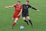 Bütschwils Captain Daniel Fäh (links) im Zweikampf mit Robin Holenstein. Der Mittelfeldspieler schoss zwar das schönste Tor des Abends, am Ende reichte es aber trotzdem nicht zu einem Erfolgserlebnis gegen Henau. (Bild: Beat Lanzendorfer)