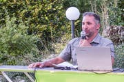 Milchschafbauer Urs Maier bei seiner Rede in Uesslingen. (Bild: Désirée Wenger)