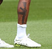 Raheem Sterling hat sich ein Maschinengewehr auf die Wade tätowieren lassen.(Bild: Focus Images)