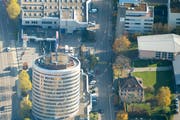 Die Situation im Grossacker heute: Rechts das Kirchgemeindehaus, der Glockenturm und das Pfarrhaus. Links der Falkensteinstrasse der Silberturm mit dem Einkaufszentrum. Nochmals links daneben die Rorschacher Strasse. (Bild: Urs Bucher - 18. Dezember 2017)