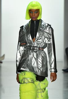 Space-Look von Jermey Scott: Zum Silber Perücken und Fellbeinkleider in Neonfarben.