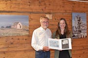 Im Tätschdachhaus werden bis Sonntag Fotos von Urs Schaltegger und kleinformatige Aquarelle und Zeichnungen, Reiseerinnerungen von Corina Schaltegger gezeigt. (Bild: Adi Lippuner)