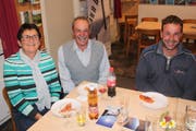Betriebsleiter Stefan Joos (rechts), der die Leitung des Skilifts 2011 von seinem Vater Johann übernahm. Silvia Joos, Verwalterin des Ferienhauses Waldhaus. (Bild: Armin Benz)