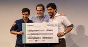 Die Gewinner des Businessplan-Contests am ersten Zentralschweizer Startup-Tag im September 2016: (v.l.n.r.) José Amado-Blanco, Tobias Gunzenhauser und Luca Michas vom Zuger Babybreihersteller Yamo. (Bild: PD)