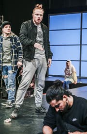 Stefan Schönholzer als Bastian in "Verrücktes Blut" am Theater St. Gallen, Szenenbild mit Lukas Riedle, Kay Kysela und Jessica Cuna. (Bild: Tanja Dorendorf)