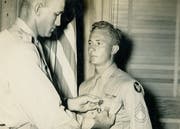 Carl J. Larsen wird mit dem Purple Heart ausgezeichnet. (Bild: warbird.ch)