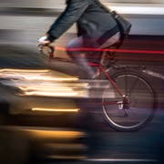 Der Velofahrer wurde beim Angriff leicht verletzt. (Symbolbild: Urs Jaudas)