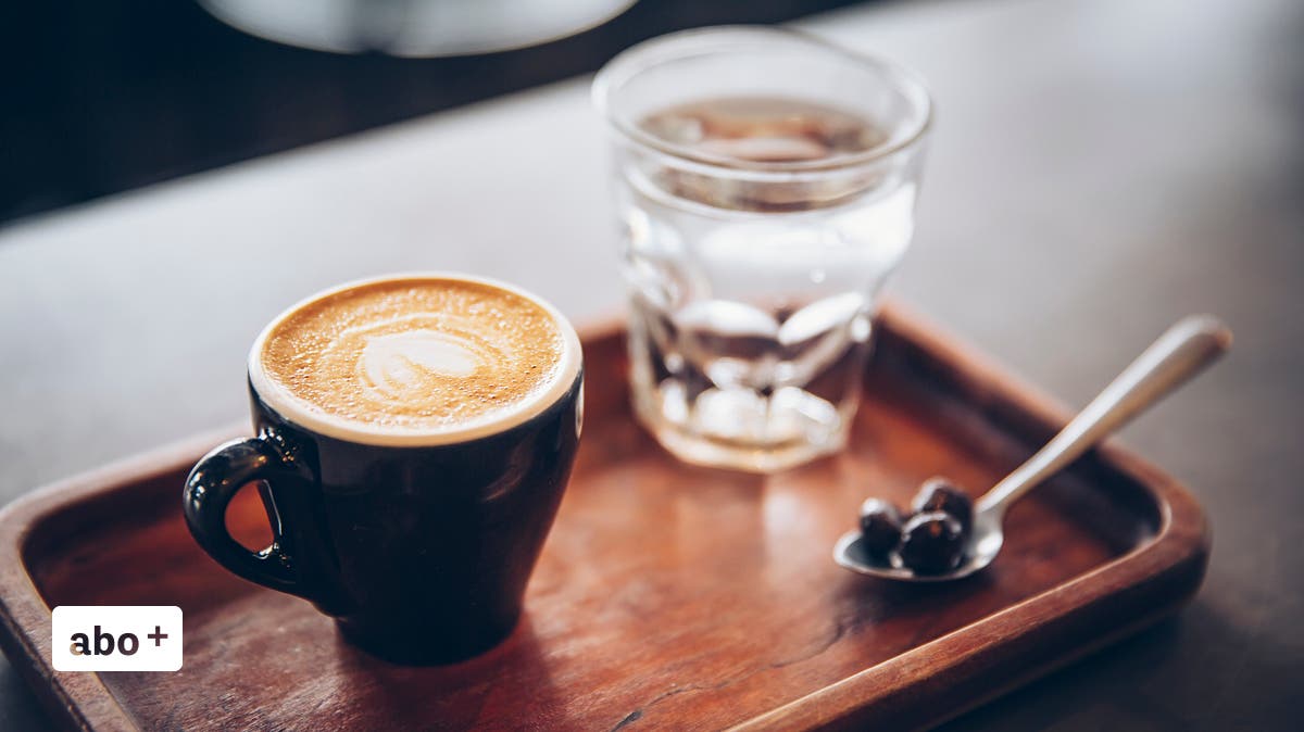 Warum wird zum Kaffee ein Glas Wasser serviert?