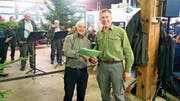 Köbi Rutz (links) gratuliert Hanspeter Zwicker. (Bild: PD)