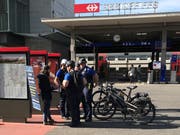 Drei Polizeibeamte kontrollieren die Islam-Propagisten am Bahnhof Frauenfeld. (Bild: Samuel Koch, 12. Oktober 2019)