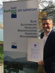 Kurhaus Leiter Diego Bazzocco präsentiert die Auszeichnung. (Bild: PD)