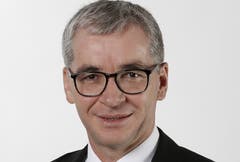 Erich Ettlin CVP-Ständerat, Obwalden «Ja, ich mache mir Gedanken und entscheide mich in zwei bis drei Wochen.» Das zeigt: Der 56-jährige Steuerexperte aus Kerns ist einer Bundesratskandidatur nicht abgeneigt. Obwohl erst seit 2015 im Stöckli, hat sich der frühere Vorsteher der kantonalen Steuerverwaltung in Bern einen guten Ruf erworben, vorab in Finanz- und Gesundheitsfragen. Erich Ettlin ist nicht nur Finanzspezialist, sondern auch CSS-Verwaltungsrat und sass früher in der Aufsichtskommission des Kantonsspitals Obwalden. Er wäre nach Ludwig von Moos der zweite Obwaldner Bundesrat.