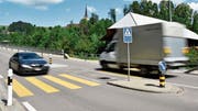Der Fussgängerstreifen bei der Holzbrücke Lütisburg liegt an einer stark befahrenen Strasse, über die danebengelegene Brücke fahren viele E-Bikes. (Bild: Michael Hehli)