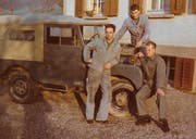 Hans Willi und die Mitarbeiter Erich Müller und Detlef Krüger mit dem ersten Firmenauto der Gebrüder Willi Elektro AG. (Bild: PD)