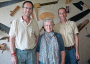 Die Geschäftsführer Bruno (links) und Reto Huser mit Mutter Vreni, welche für die administrativen Bereiche des Holzbaubetriebs verantwortlich ist. (Bild: Beat Lanzendorfer)