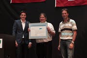 Marcel Knöri übergab das European Energy Award Gold-Zertifikat an Hans Peter Schwendener und Daniel Göldi (von links). (Bild: Saskia Bühler)
