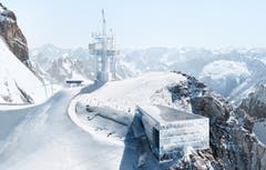 Die verantwortlichen Architekten von Herzog & de Meuron haben auf dem Berggipfel das 100-Millionen-Projekt präsentiert. (Visualisierung: PD)