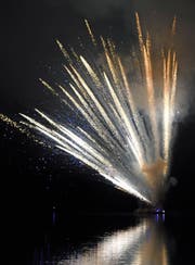 Seefest Lungern: Ein grosses Fest in der Nacht auf den 1. August rund um das Lungerer Seebecken. Auch mit besonderen Attraktionen für Familien mit Kindern. Dank einer Ausnahmebewilligung - Verlegung 200 Meter vom Ufer weg über dam Wasser - konnte das Feuerwerk trotz Feuerverbot durchgeführt werden.Bild Robert Hess (Lungern, 31. Juli 2018)