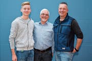 Dreimal Bernhardsgrütter: Jan, Armin und Patrick (von links) halten der Musikgesellschaft Bazenheid zusammengezählt seit 75 Jahren die Treue. Letzterer ist seit einem Jahrzehnt auch deren Präsident. (Bild: Beat Lanzendorfer)
